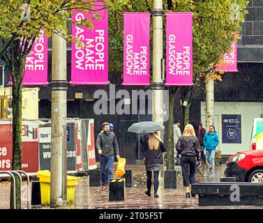 Glasgow, Scozia, Regno Unito. 4 ottobre 2023. Tempo nel Regno Unito: Bagnato e ventoso ha visto un diluvio in città . Credit Gerard Ferry/Alamy Live News Foto Stock