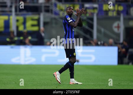 Marcus Thuram del FC Internazionale saluta i tifosi durante la partita di UEFA Champions League tra FC Internazionale e SL Benfica allo Stadio Giuseppe Meazza il 3 ottobre 2023 a Milano. Foto Stock