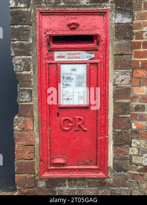 Primo piano della cassetta postale di George vi. Montato a parete, in rosso mostra G & R. Hampshire, Inghilterra, Regno Unito, Gran Bretagna, Europa Foto Stock