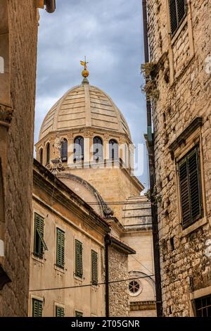 la cupola in pietra della cattedrale di san giacomo a sibenik è incorniciata dalle strette stradine della città vecchia Foto Stock
