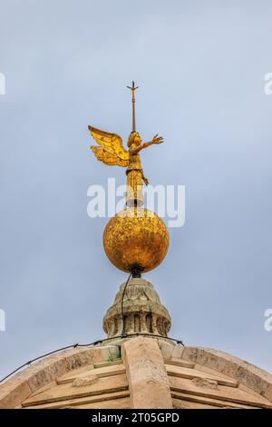 primo piano della statua alata d'oro di san michele in cima alla cupola della cattedrale di san giacomo a sibenik croazia Foto Stock