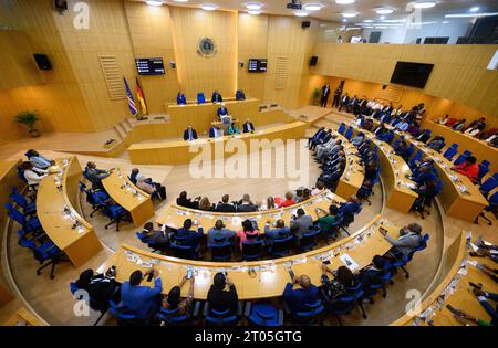 Praia, Capo Verde. 4 ottobre 2023. Il presidente tedesco Frank-Walter Steinmeier (centro) interviene alla sessione dell'Assemblea nazionale di Capo Verde. Il presidente tedesco Frank-Walter Steinmeier è in visita di stato di due giorni nella Repubblica di Capo Verde (Cabo Verde). Crediti: Bernd von Jutrczenka/dpa/Alamy Live News Foto Stock