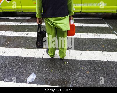 Green outfit e Tide detersivo a Chelsea a New York domenica 24 settembre 2023. (© Richard B. Levine) Foto Stock