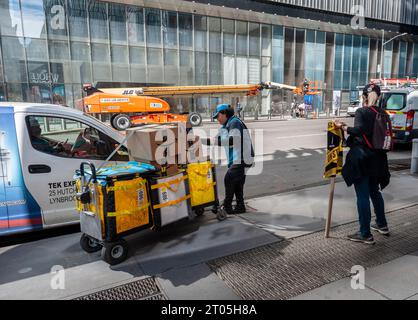 Un lavoratore Amazon con la sua vasta gamma di acquisti online nel quartiere Chelsea di New York mercoledì 27 settembre 2023. (© Richard B. Levine) Foto Stock