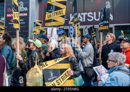 Membri di SAG-AFTRA e altri sostenitori sindacali tra cui il picchetto United Auto Workers (UAW) fuori dagli uffici HBO/Amazon nel quartiere Hudson Yards a New York mercoledì 27 settembre 2023. (© Richard B. Levine) Foto Stock