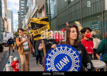 Membri di SAG-AFTRA e altri sostenitori sindacali tra cui il picchetto United Auto Workers (UAW) fuori dagli uffici HBO/Amazon nel quartiere Hudson Yards a New York mercoledì 27 settembre 2023. (© Richard B. Levine) Foto Stock