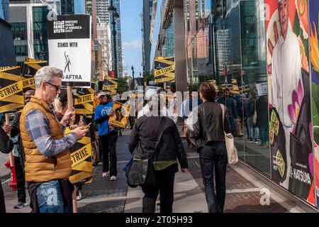 Membri di SAG-AFTRA e altri sostenitori sindacali tra cui il picchetto United Auto Workers (UAW) fuori dagli uffici HBO/Amazon nel quartiere Hudson Yards a New York mercoledì 27 settembre 2023. (© Richard B. Levine) Foto Stock