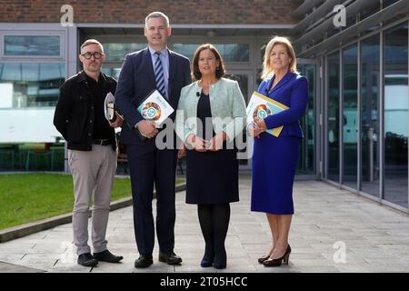 Mary Lou McDonald, leader di Sinn Fein (seconda a destra) con portavoce (da sinistra a destra) per l'edilizia abitativa Eoin o Broin, portavoce delle finanze Pearse Doherty e portavoce per la spesa pubblica e la riforma Rose Conway-Walsh al lancio del bilancio alternativo di Sinn Fein al Communication Workers' Union di Dublino. Data foto: Mercoledì 4 ottobre 2023. Foto Stock