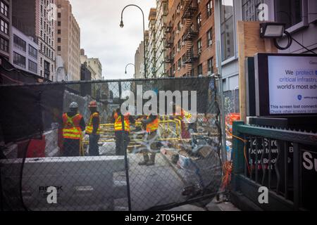 I lavoratori rinnovano un'entrata alla stazione della metropolitana West 14th Street IND sulla Sixth Avenue a Chelsea giovedì 28 settembre 2023. (© Richard B. Levine) Foto Stock