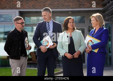 Mary Lou McDonald, leader di Sinn Fein (seconda a destra) con portavoce (da sinistra a destra) per l'edilizia abitativa Eoin o Broin, portavoce delle finanze Pearse Doherty e portavoce per la spesa pubblica e la riforma Rose Conway-Walsh al lancio del bilancio alternativo di Sinn Fein al Communication Workers' Union di Dublino. Data foto: Mercoledì 4 ottobre 2023. Foto Stock