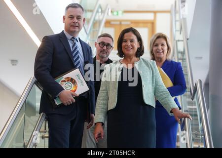 Mary Lou McDonald, leader di Sinn Fein (seconda a destra), con Pearse Doherty, portavoce di Housing Eoin o Broin e portavoce della spesa pubblica e della riforma Rose Conway-Walsh al lancio del bilancio alternativo di Sinn Fein presso la Communication Workers' Union di Dublino. Data foto: Mercoledì 4 ottobre 2023. Foto Stock