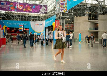 118a Fiera Internazionale del giocattolo del Nord America nel Jacob Javits Convention Center di New York sabato 30 settembre 2023. La fiera di quattro giorni con oltre 1000 espositori è stata spostata quest'anno in autunno e diversi espositori non parteciperanno, tra cui Mattel e MGA Entertainment. (© Richard B. Levine) Foto Stock