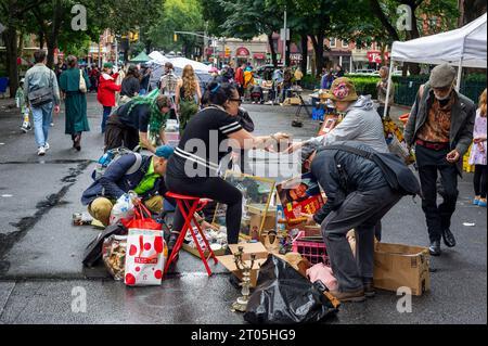 Gli amanti dello shopping cercano occasioni presso il mercatino annuale Penn South Flea Market nel quartiere New York di Chelsea sabato 30 settembre 2023. Il mercato delle pulci appare come Brigadoon, solo una volta all'anno, e i residenti della cooperativa Penn South di 20 edifici hanno uno stravaganza per la pulizia dell'armadio. Gli acquirenti provenienti da tutta la città vengono al mercato delle pulci che attira migliaia di visitatori. (© Richard B. Levine) Foto Stock