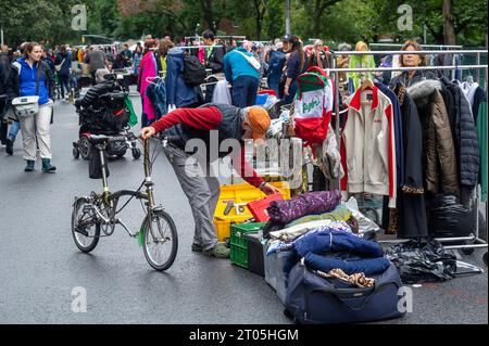 Gli amanti dello shopping cercano occasioni presso il mercatino annuale Penn South Flea Market nel quartiere New York di Chelsea sabato 30 settembre 2023. Il mercato delle pulci appare come Brigadoon, solo una volta all'anno, e i residenti della cooperativa Penn South di 20 edifici hanno uno stravaganza per la pulizia dell'armadio. Gli acquirenti provenienti da tutta la città vengono al mercato delle pulci che attira migliaia di visitatori. (© Richard B. Levine) Foto Stock