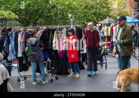 Gli amanti dello shopping cercano occasioni presso il mercatino annuale Penn South Flea Market nel quartiere New York di Chelsea sabato 30 settembre 2023. Il mercato delle pulci appare come Brigadoon, solo una volta all'anno, e i residenti della cooperativa Penn South di 20 edifici hanno uno stravaganza per la pulizia dell'armadio. Gli acquirenti provenienti da tutta la città vengono al mercato delle pulci che attira migliaia di visitatori. (© Richard B. Levine) Foto Stock