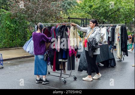 Gli amanti dello shopping cercano occasioni presso il mercatino annuale Penn South Flea Market nel quartiere New York di Chelsea sabato 30 settembre 2023. Il mercato delle pulci appare come Brigadoon, solo una volta all'anno, e i residenti della cooperativa Penn South di 20 edifici hanno uno stravaganza per la pulizia dell'armadio. Gli acquirenti provenienti da tutta la città vengono al mercato delle pulci che attira migliaia di visitatori. (© Richard B. Levine) Foto Stock