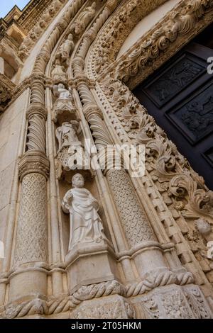 dettaglio della porta riccamente decorata del portale occidentale della cattedrale di sibenico che guarda verso l'alto la fila di statue degli apostoli Foto Stock