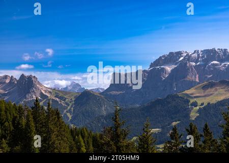 Vista dall'Alpe di Siusi, Alpe di Siusi, verso Groedner Joch, passo Gardena, alto Adige Foto Stock