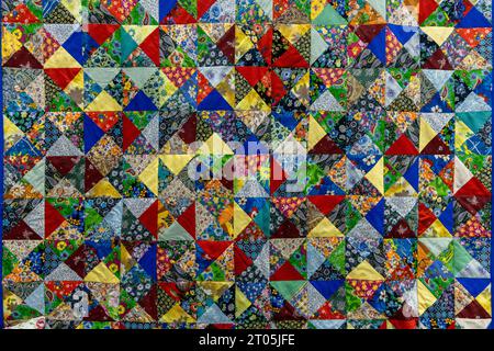 Sfondo trapuntato realizzato a mano con motivo geometrico etnico rustico colorato Foto Stock