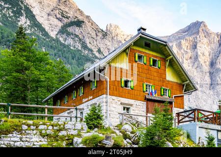 Aljazev Dom - rifugio sotto Triglav, la montagna più alta della Slovenia. Parco nazionale del Triglav, Alpi Giulie, Slovenia Foto Stock