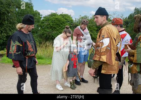 Kenilworth Inghilterra 29 luglio 2023 i cavalieri del torneo di giostra del castello di Kenilworth incontrano il pubblico mentre entrano prima del torneo hav Foto Stock