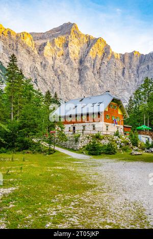 Aljazev Dom - rifugio sotto Triglav, la montagna più alta della Slovenia. Parco nazionale del Triglav, Alpi Giulie, Slovenia Foto Stock