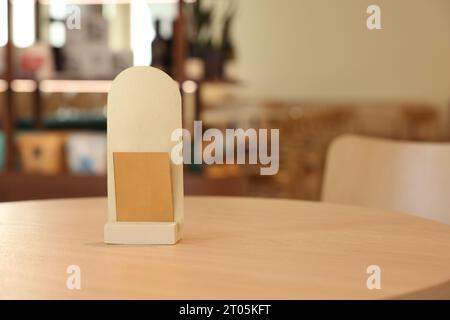 Supporto menu su tavolo in legno nel caffè, spazio per testo Foto Stock