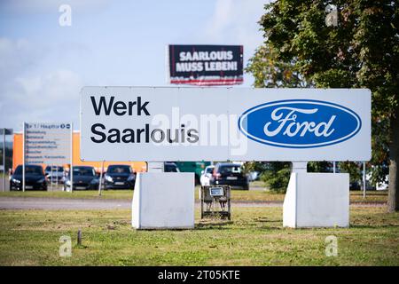 Saarlouis, Germania. 4 ottobre 2023. Cartelli all'esterno dello stabilimento Ford a Saarlouis. Durante una riunione di lavoro, la forza lavoro spera di saperne di più sul futuro dello stabilimento. Crediti: Oliver Dietze/dpa/Alamy Live News Foto Stock