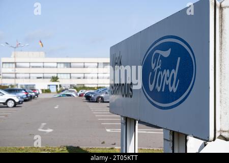 Saarlouis, Germania. 4 ottobre 2023. Cartelli all'esterno dello stabilimento Ford a Saarlouis. Durante una riunione di lavoro, la forza lavoro spera di saperne di più sul futuro dello stabilimento. Crediti: Oliver Dietze/dpa/Alamy Live News Foto Stock