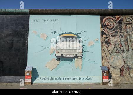 Trabi, East Side Gallery, Mühlenstraße, Friedrichshain, Berlino, Deutschland *** didascalia locale *** , Berlino, Deutschland *** Trabi, East Side Gallery, Mühlenstraße, Friedrichshain, Berlino, Germania didascalia locale , Berlino, Germania Foto Stock