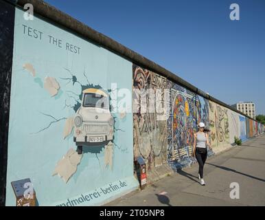 Trabi, East Side Gallery, Mühlenstraße, Friedrichshain, Berlino, Deutschland *** didascalia locale *** , Berlino, Deutschland *** Trabi, East Side Gallery, Mühlenstraße, Friedrichshain, Berlino, Germania didascalia locale , Berlino, Germania Foto Stock