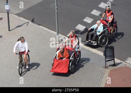 "Ciclismo senza età" è un'attività iniziata in Danimarca e dal 2012 è stata consolidata nella città di Barcellona. Foto Stock