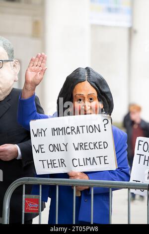 St Peter Square, Manchester 4 ottobre 2023 manifestante come Suella Braverman in maschera caricaturale alla Manchester Conservative Conference 2023 Foto Stock