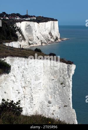 Vista dalla cima della scogliera di Ness Point verso St Margaret's Bay, con Coney Burrow Point, oltre Foto Stock