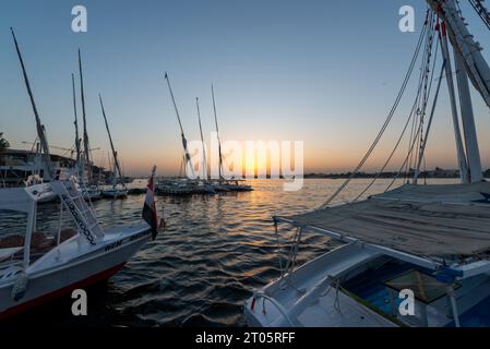 Felucce al tramonto sul Nilo, Assuan, Egitto Foto Stock