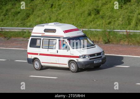 2001 VW Volkswagen Trident Auto-Sleeper Transporter SD SWB di 75 SWB Grigio LCV Panel Van Diesel 2370 cc che viaggia a velocità sostenuta sull'autostrada M6 a Greater Manchester, Regno Unito Foto Stock