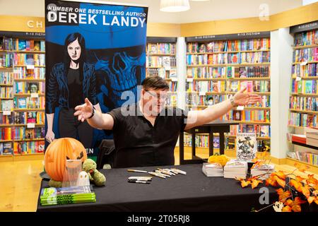 Derek Landy autore irlandese e sceneggiatore e autore dei libri Skulduggery Pleasant appare al Waterstones di Exeter Foto Stock