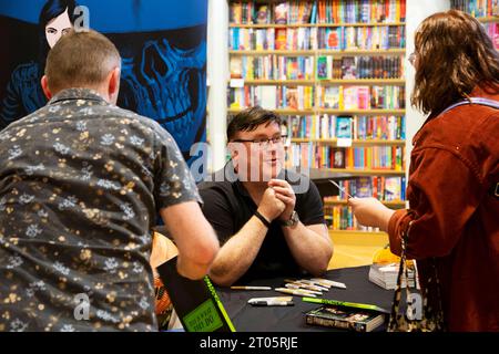 Derek Landy autore irlandese e sceneggiatore e autore dei libri Skulduggery Pleasant appare al Waterstones di Exeter Foto Stock