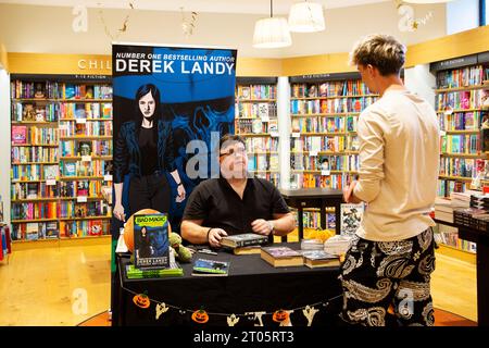 Derek Landy autore irlandese e sceneggiatore e autore dei libri Skulduggery Pleasant appare al Waterstones di Exeter Foto Stock