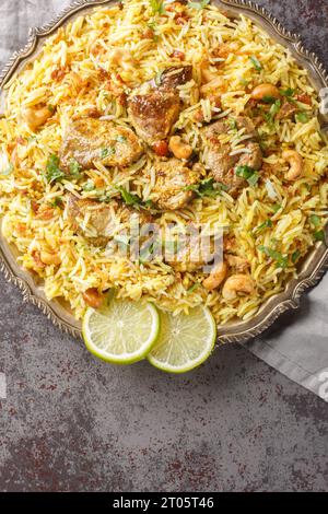 Primo piano del Pilaf Kacchi Biryani Bangladesh Bast Food sul piatto sul tavolo. Vista dall'alto verticale Foto Stock