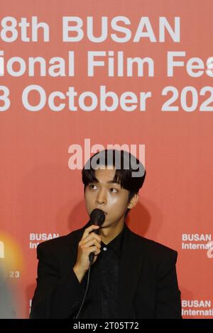 Busan, Corea del Sud. 4 ottobre 2023. 4 ottobre 2023 - Busan, Corea del Sud - l'attore Joo jong Hyuk partecipa alla conferenza stampa del loro nuovo film "Because i Hate Korea" al 28° evento di apertura del Busan International Film Festival a Busan, Corea del Sud. (Foto di Seung-il Ryu/NurPhoto) credito: NurPhoto SRL/Alamy Live News Foto Stock