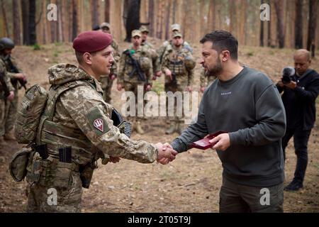 Kupyansk-Lyman, Ucraina. 3 ottobre 2023. Il presidente ucraino Volodymyr Zelenskyy, giusto, presenta il Premio Onorario presidenziale ai soldati eroi con la 25a brigata aerea separata 'Sicheslava' durante una visita in prima linea nella regione di Charkiv, il 3 ottobre 2023 a Kupyansk-Lyman, Ucraina. Credito: Ucraina Presidenza/Ufficio stampa presidenziale ucraino/Alamy Live News Foto Stock