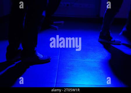 Tanzende Füße bei privater Party in einem Bremer Vereinsheim. *** Ballare piedi a festa privata nella Clubhouse di Brema credito: Imago/Alamy Live News Foto Stock