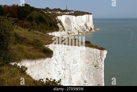 Vista dalla cima della scogliera di Ness Point verso St Margaret's Bay, con Coney Burrow Point, oltre Foto Stock