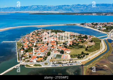 Città storica di Nin laguna vista aerea con Velebit sfondo montagna, Dalmazia regione della Croazia. Veduta aerea della famosa laguna di Nin e della medieva Foto Stock