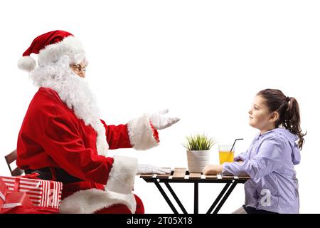 Babbo Natale seduto a parlare con una bambina isolata su sfondo bianco Foto Stock