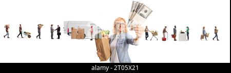 Donna con una borsa della spesa che tiene soldi e posa davanti agli agricoltori che consegnano merci al mercato, isolata su sfondo bianco Foto Stock