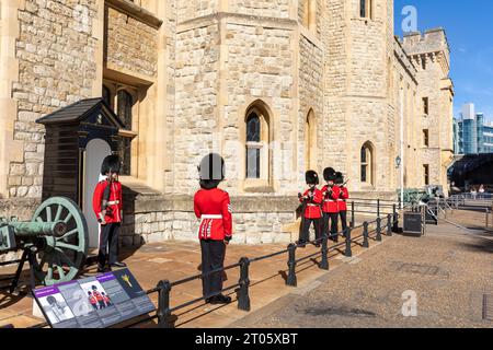 Torre di Londra, le guardie gallesi che cambiano guardia fuori dalla caserma di Waterloo sono supervisionate dal sergente in carica, Londra, Regno Unito, settembre 2023 Foto Stock