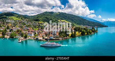 Oberhofen vista panoramica sul lago Thunersee nelle Alpi svizzere, Svizzera. Città di Oberhofen sul lago Thun (Thunersee) nel Canton Berna. O Foto Stock