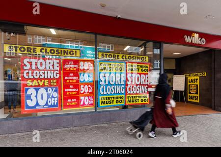 Wembley, Middlesex, Regno Unito. 4 ottobre 2023. Negli ultimi giorni ha fatto trading per il negozio Wilko a Wembley High Road, con scaffali in gran parte vuoti e la filiale che vende i suoi pochi articoli rimanenti per grandi riduzioni. Il rivenditore del Regno Unito, precedentemente Wilkinson hardware Stores, ha annunciato il 10 agosto 2023 che stava entrando in amministrazione con tutti i 400 negozi di Wilko che chiudevano all'inizio di ottobre lasciando 12.500 membri del personale in esubero. Foto di Amanda Rose/Alamy Live News Foto Stock